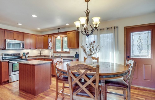 Tomahawk House | Pet-Friendly Tomahawk Home: Deck & Private Hot Tub