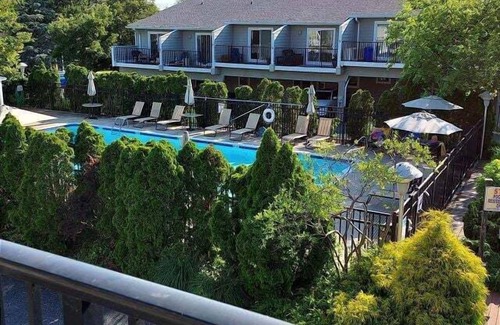 Country Club Estates House | Pet friendly town home, located in the center of Rehoboth.