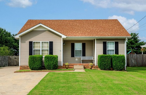 Clarksville Apartment | Pet-Friendly Union Hall Gem | King Bed Big Fenced Yard