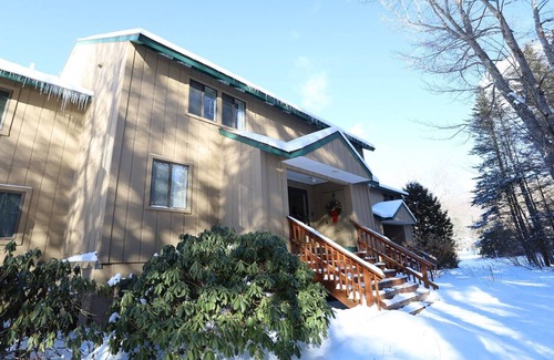 Waterville Valley Condo | Pet Friendly Cozy Condo in Family Friendly Waterville Valley Resort (WHB13V)