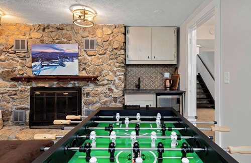 Wintergreen House | Pet-Friendly Snowflake Inn: Cozy Retreat with Sauna, Jacuzzi & Family Fun!