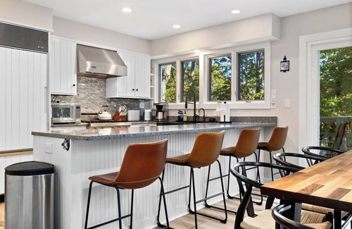 Wintergreen House | Pet-Friendly Snowflake Inn: Cozy Retreat with Sauna, Jacuzzi & Family Fun!
