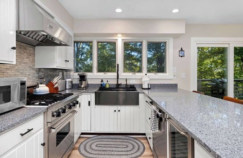 Wintergreen House | Pet-Friendly Snowflake Inn: Cozy Retreat with Sauna, Jacuzzi & Family Fun!