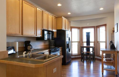 Hood River House | Pet Friendly Venturi BBQ on the Deck