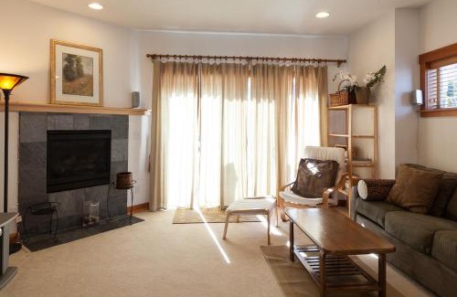 Hood River House | Pet Friendly Venturi BBQ on the Deck