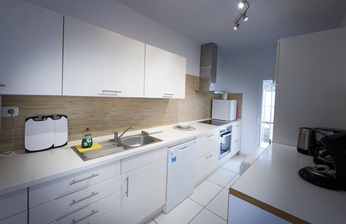 Vinaros House | Pet-Friendly Villa close to the Beach with Private Pool, Garden, Terraces, BBQ & Wi-Fi