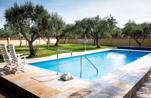 Vinaros House | Pet-Friendly Villa close to the Beach with Private Pool, Garden, Terraces, BBQ & Wi-Fi