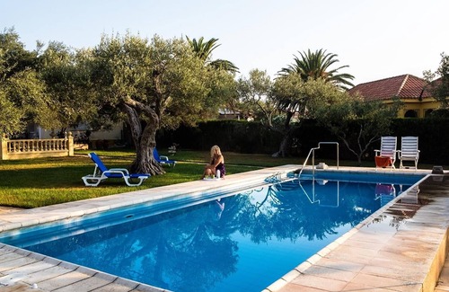 Vinaros House | Pet-Friendly Villa close to the Beach with Private Pool, Garden, Terraces, BBQ & Wi-Fi