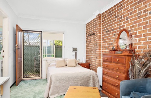Thirroul Villa | Pet friendly villa retreat in East Thirroul. 420m to patrolled beach and pool