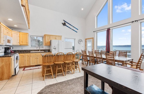 Harbor Village House | Pet Friendly Volleyball Arcades Hot Tub