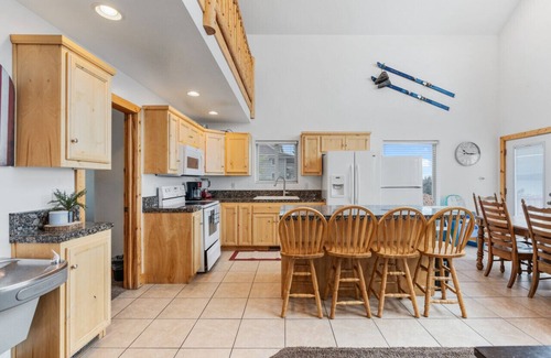 Harbor Village House | Pet Friendly Volleyball Arcades Hot Tub