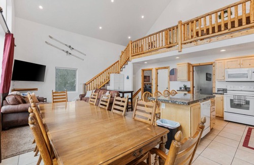 Harbor Village House | Pet Friendly Volleyball Arcades Hot Tub