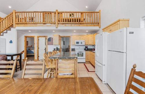 Harbor Village House | Pet Friendly Volleyball Arcades Hot Tub