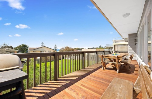 Tuross Head House | Pet Friendly + Walk to Beach - Surf Cottage @ Tuross Head