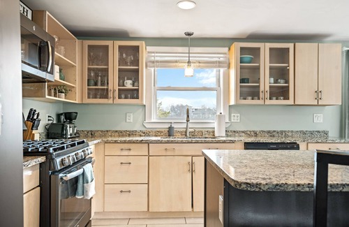 Newbury Apartment | PET FRIENDLY-Walk to Beach -Fire Pit - 40 Min to Salem, MA - WINTER RENTAL AVAIL