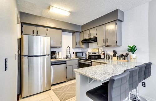 Warr Acres House | Pet-Friendly Warr Acres Townhome with Fireplace