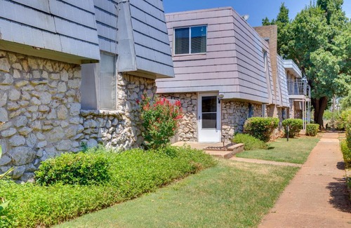 Warr Acres House | Pet-Friendly Warr Acres Townhome with Fireplace