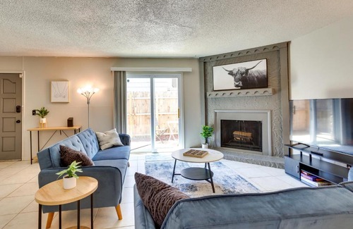 Warr Acres House | Pet-Friendly Warr Acres Townhome with Fireplace