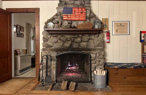 Wakefield House | Pet-Friendly Waterfront Cottage On-Site Bunkhouse