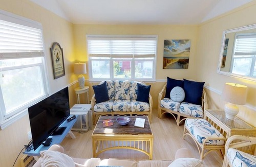 Ship Bottom House | Pet Friendly. WiFi. Beach Badges. Beach Chairs.Deck Smart TV. Outdoor Shower.