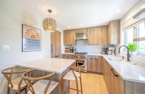 Stone Harbor Condo | Pet Friendly with a new pool, outdoor space and 4 bedrooms! Great location within walking sitance to 96th Street shopping and activities.