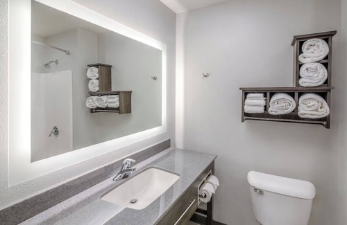 Garner Hotel | Pet Lover's Haven with Full Kitchen! Near White Deer Park Nature Center!