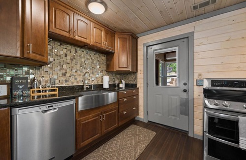 Pigeon Forge Cabin | Pet Zone! Hot Tub | Pool Table & Fire Pit