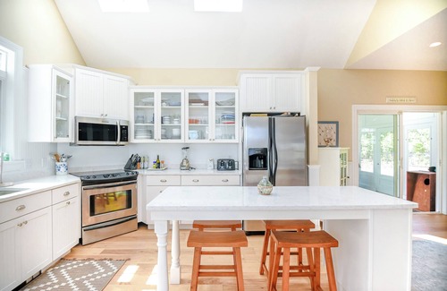 York Harbor House | Pete’s Place – Stunning & Spacious 5 BDR, Walk to Beach and Harbor!