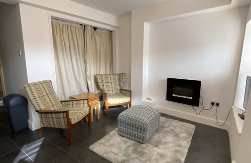 Pembroke Apartment | petfriendly courtyard flat sleeping 2 or 3, steps from Pembroke Millpond