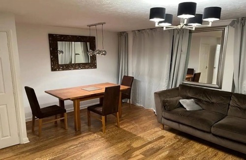 Solihull House | PetFriendly Haven.Parking,WiFi,Solihull:HS2,NEC,Airport. Cosy Retreat.Long Stays