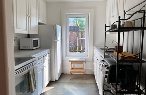 Queens Square Apartment | Pethick's Lookout - Thomas Suite