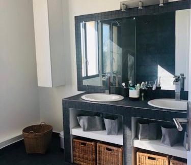 Le Mesnil-le-Roi Bed & Breakfast | Petit coin de paradis