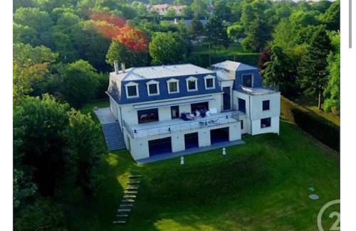 Le Mesnil-le-Roi Bed & Breakfast | Petit coin de paradis