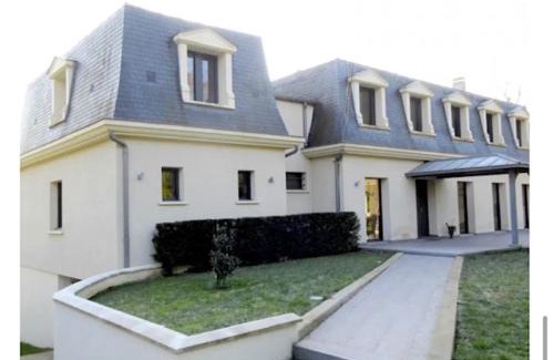 Le Mesnil-le-Roi Bed & Breakfast | Petit coin de paradis