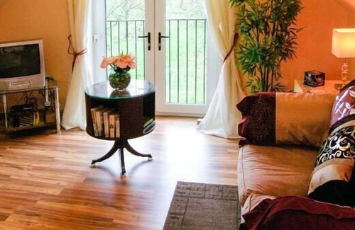 Melplash Apartment | PETITE BELLA, with a garden in Melplash
