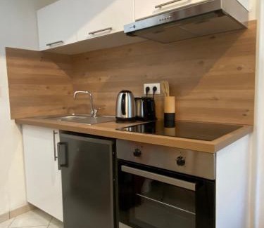 Douvres-la-Delivrande Apartment | Petite maison indépendante à 7mn de la plage