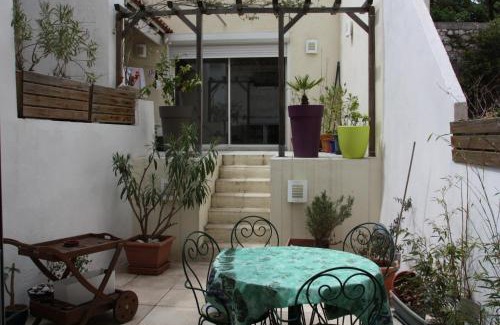 Vauban House | PETITE MAISON D'HÔTE et SON PATIO au PIED DE NOTRE-DAME