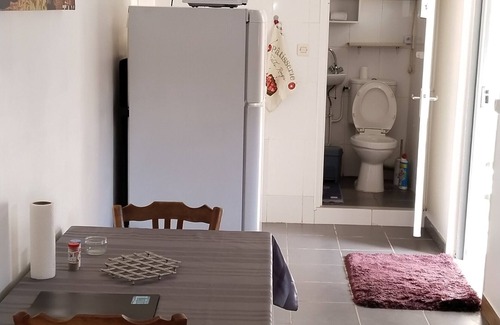 Gargenville House | Petite Maison de 25 m Carré au Calme, Paisible. Derrière Cour des Propriétaires