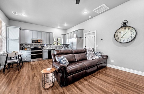 Bentonville - Fayetteville Cabin | Petite Natural State Retreat 1 Bedroom & 1 Bathroom Luxury Guest House