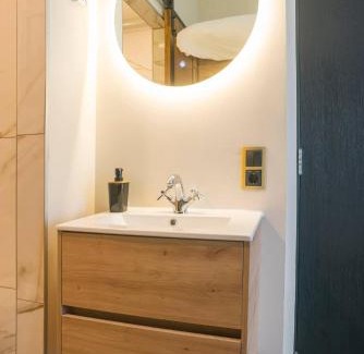 Tilburg Apartment | Petite Room With Wifi, Ac, And Shared Kitchen