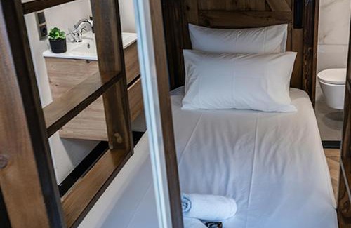 Tilburg Apartment | Petite Room With Wifi, Ac, And Shared Kitchen