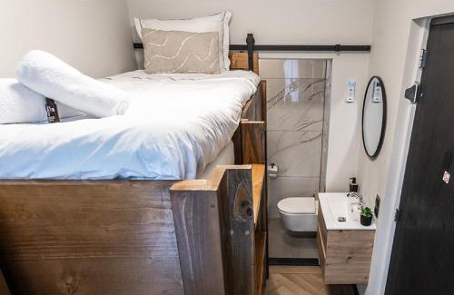 Tilburg Apartment | Petite Room With Wifi, Ac, And Shared Kitchen