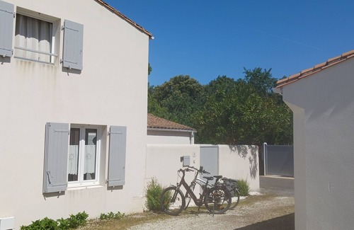 La Flotte Villa | Petite Villa Avec Jardinet Dans Pinède et Quartier Paisible