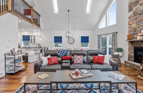Albrightsville House | Petrarch Pines Chalet – Modern Retreat w/Hot Tub + Year-Round Activities