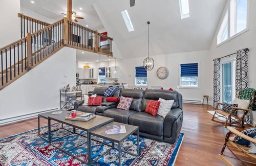 Albrightsville House | Petrarch Pines Chalet – Modern Retreat w/Hot Tub + Year-Round Activities