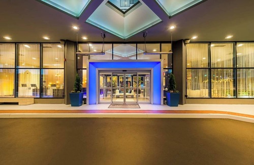 White Plains Hotel | Pets Allowed! King room with Pool and Free Airport Shuttle!