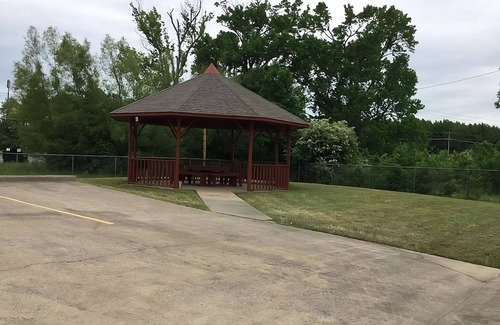 Cabot House | Pets are Welcome! w/FREE Breakfast & Parking, Close to Cabot Frisbee Golf Park!
