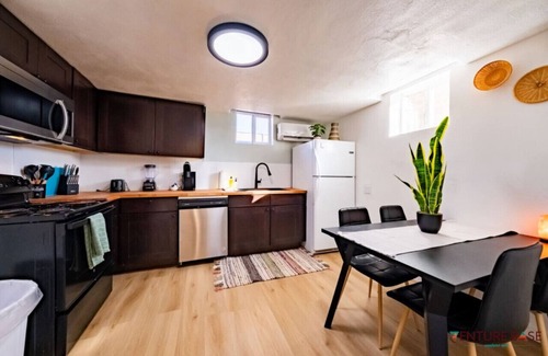 Kanab Hotel | PETS|Hot Tub|Long-Term Ready | Modern Basement Retreat