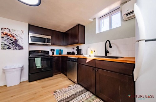 Kanab Hotel | PETS|Hot Tub|Long-Term Ready | Modern Basement Retreat