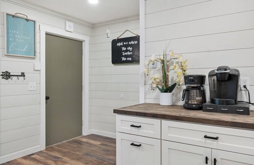 Seaview House | Pets OK, 5-min to beach, Wi-Fi, Newly Remodeled (SaltyD)
